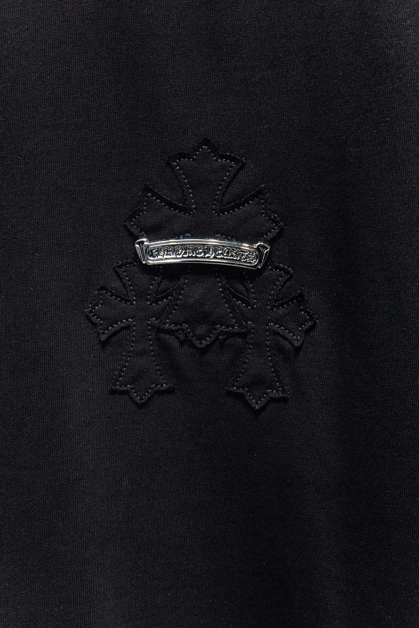 P170 Chrome hearts 25FW This year's popular Chrome heart style is too 🉑️. The imported leather label on the front chest is made of ZP material. 1:1 restoration makes it easy to touch. It has great resistance and is different from the market's very smooth feel. The letters are machine embroidered with leather material after adjusting according to the original details. The thickness is moderate. The hardware is imported. The back panel is spliced and patched. It is time-consuming and laborious and greatly increases the difficulty of clothing. The back panel is specially imported machine embroidery. The hardware is added with handcrafts and the cost is extremely high. Made of 32-count double yarn and 260-gram weight fabric, it is super comfortable. It is very comfortable and soft to wear in spring and summer. You will not feel stuffy. It is very comfortable to wear and absorbs sweat, so it is more suitable to wear. It can be used as a base in spring and can be worn casually on the street. The color is eye-catching 👍 The simple version is full of fashion and very comfortable to wear. It is well-designed and refuses to be monotonous and vulgar. It does not make ordinary styles. Modern elements and design sense come to the face, giving the piece of clothing a unique fashion color~ Color: White Black Size Chart: S M L XL